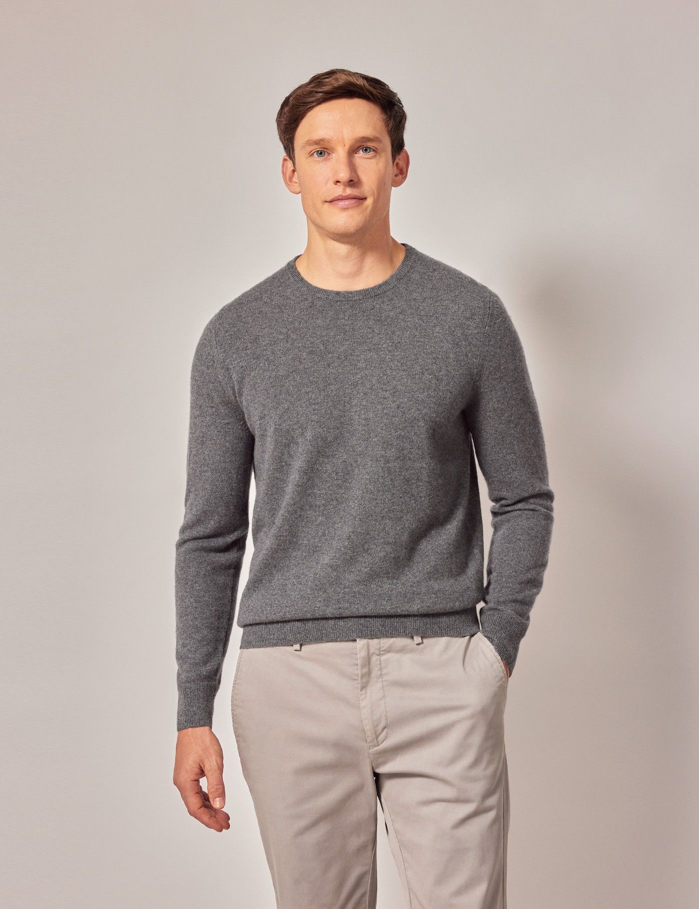 Men's Charcoal Cashmere Crew Neck Jumper | Hawes & Curtis