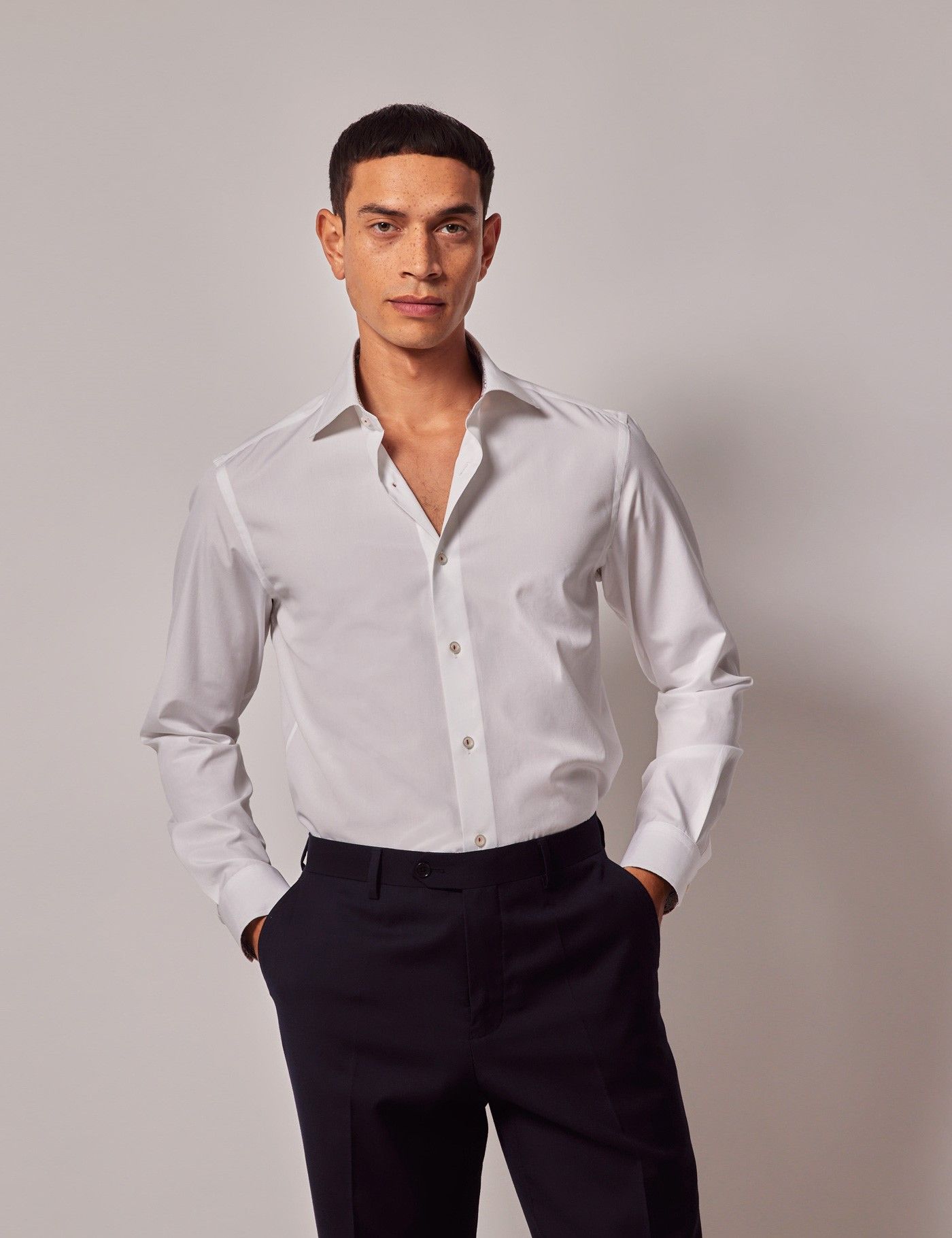 Weißes Hemd mit Kontrastkragen | Hawes & Curtis